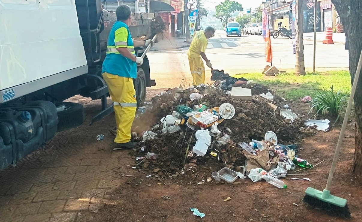 Prefeitura realiza serviço de remoção de resíduos de ruas e avenidas do Taboão nesta segunda-feira