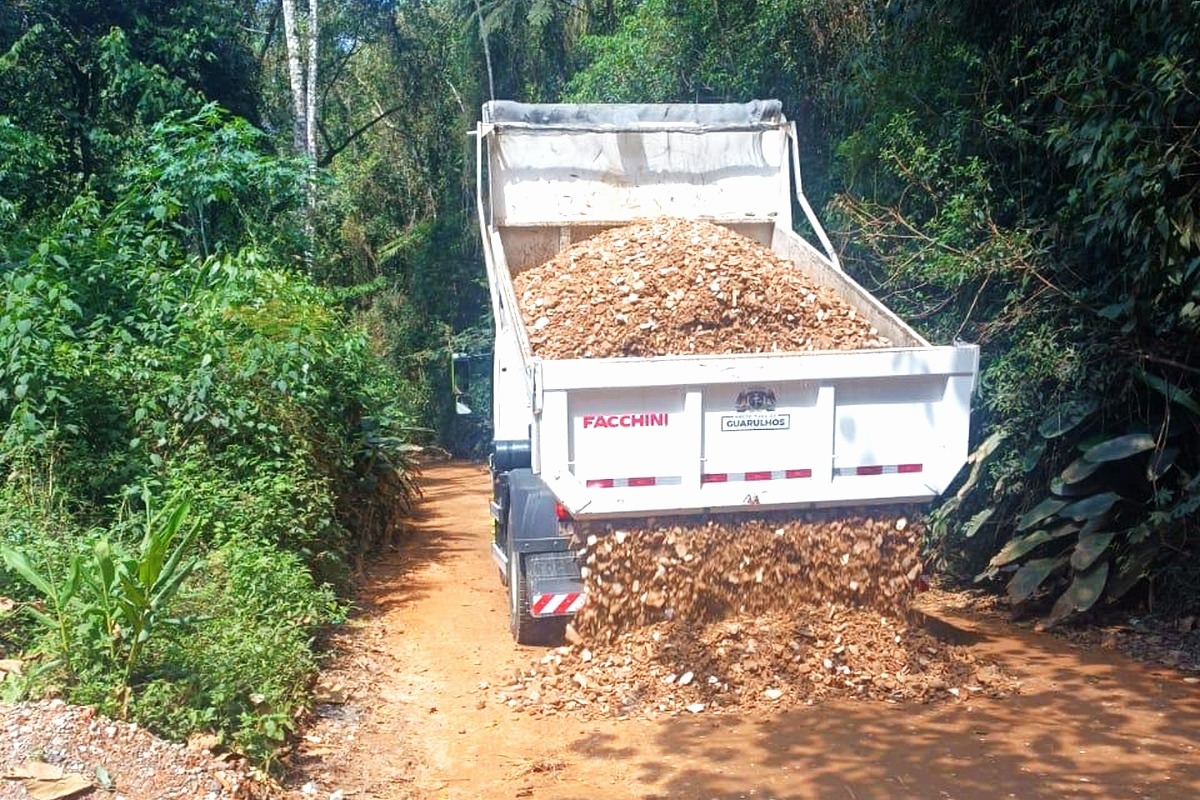 Estrada dos Veigas recebe serviço de conservação da Prefeitura
