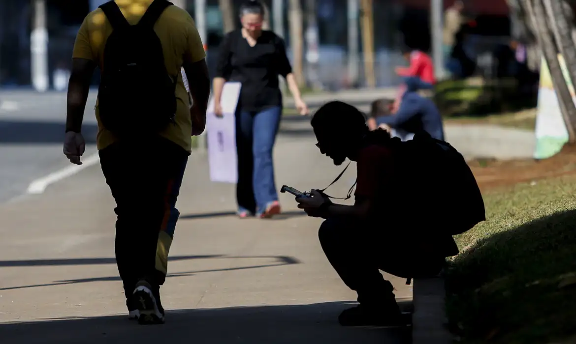Percentual de jovens nem-nem no Brasil cai para 22,4%, mostra estudo