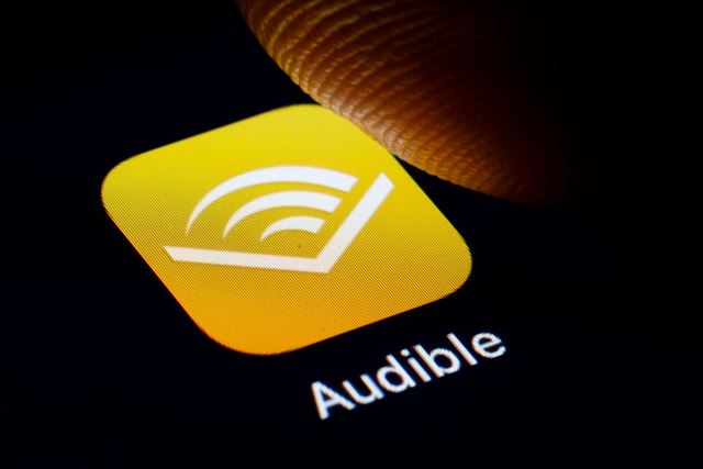 Os novos recursos da Audible permitem que você explore mundos de livros — e use IA para conversar com personagens
