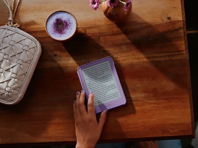 O novo Kindle abandona a borda elevada em um esforço rumo a um e-reader menor e mais leve