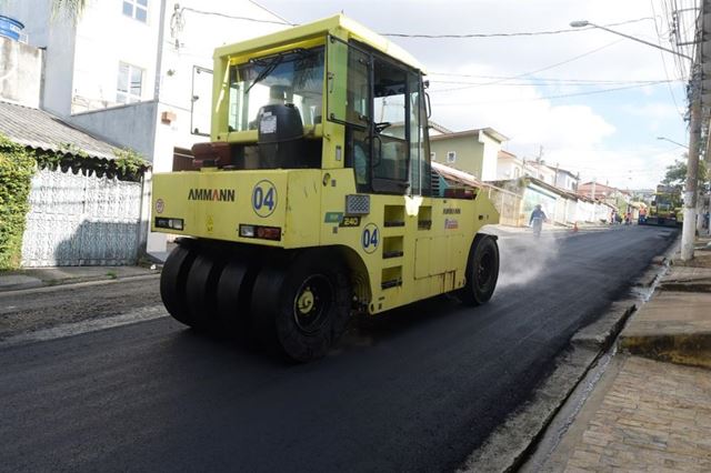 Prefeitura executa recapeamento em via do Jardim Santa Mena
