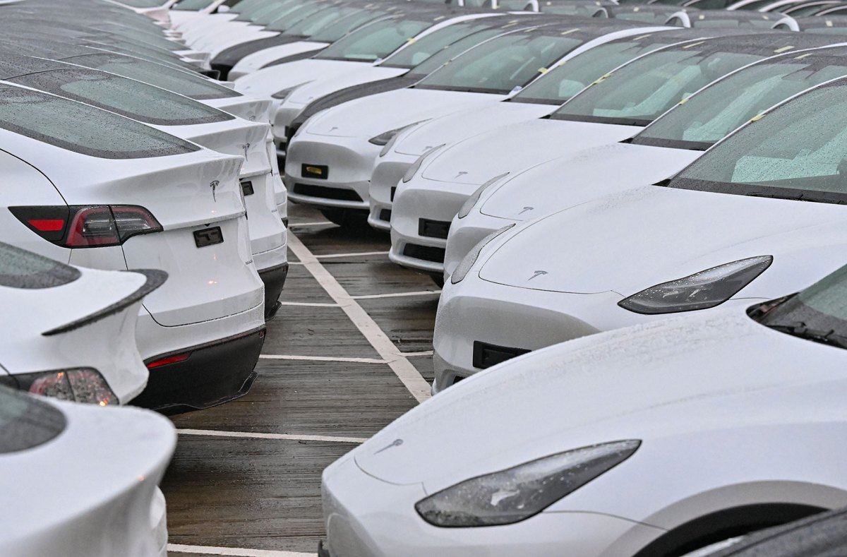 A Tesla mantém o ritmo de vendas de veículos elétricos apesar dos problemas nos EUA