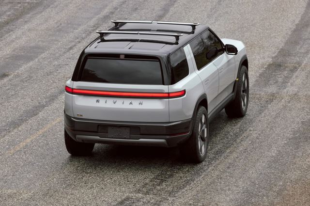 Rivian faz recall do R2 por baterias mal apertadas