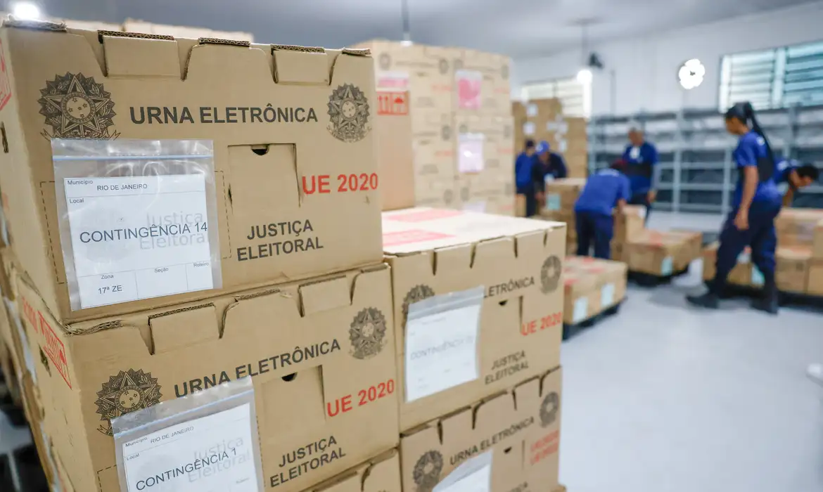 Tribunais distribuem urnas e preparam seções para eleição