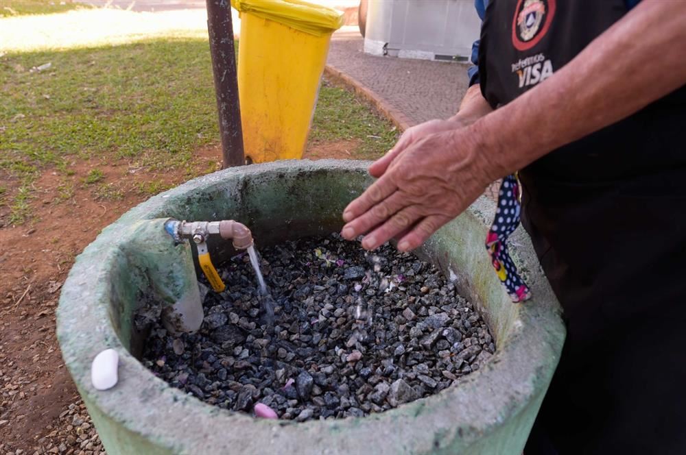 Instalação de pias em praças é essencial para pessoas em situação de rua