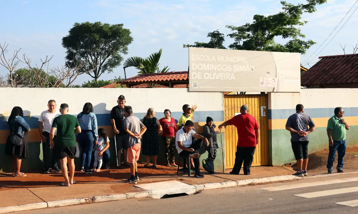Analfabetos e ex-alunos votam sob emoção em escola que já foi curral