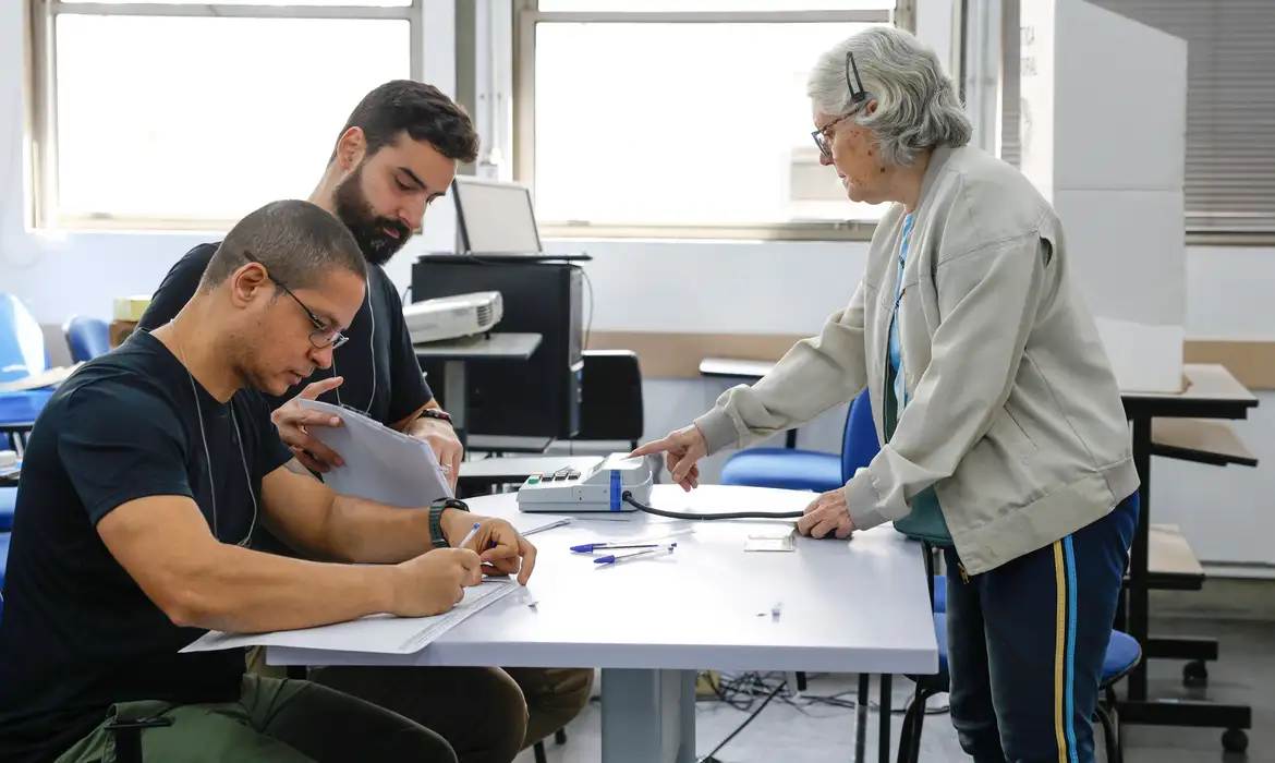 Eleitores do Rio seguem em fila de votação até depois das 19h