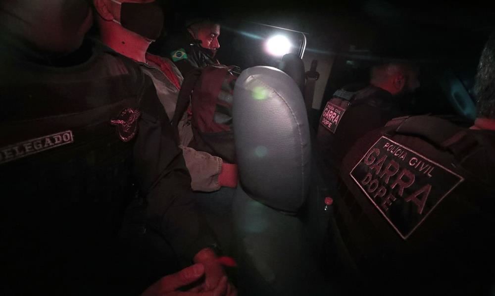 Fabrício Queiroz é levado para presídio de Benfica, no Rio
