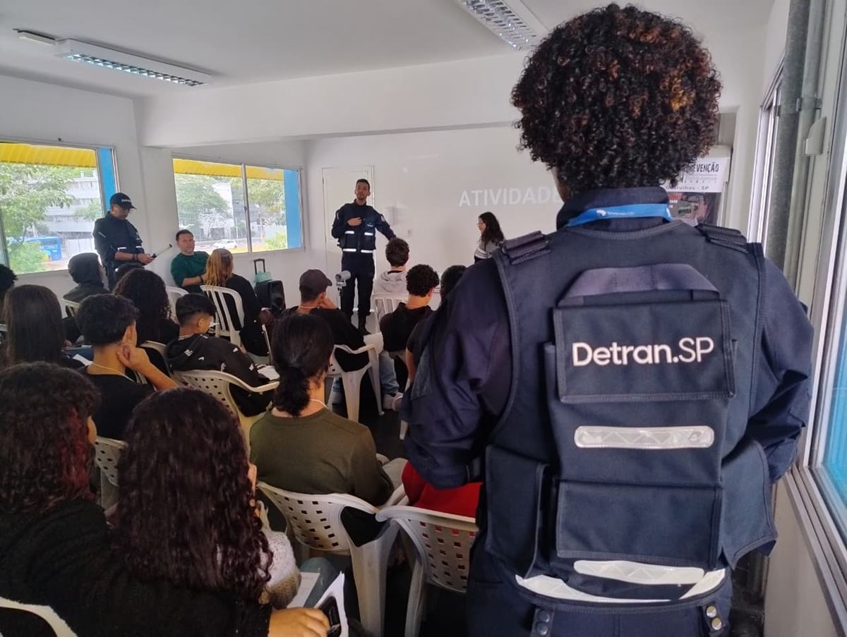 Prefeitura aborda segurança viária, uso de álcool e drogas com jovens do Recreio São Jorge