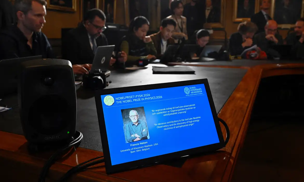 Belga que descobriu menor partícula do universo recebe Nobel de Física
