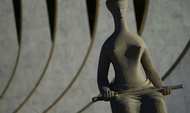 Homem é retirado do STF após tentar entrar dizendo ser "imperador"