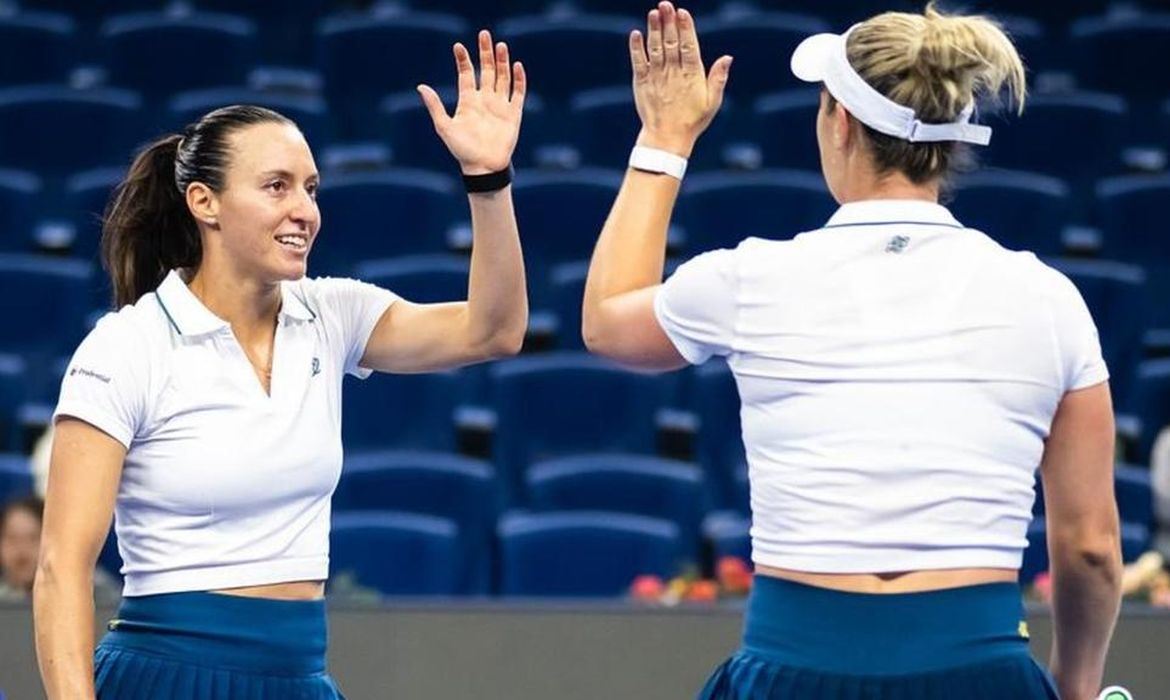 Dupla de Stefani bate campeãs olímpicas e avança à semi em Pequim