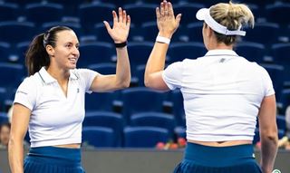 Dupla de Stefani bate campeãs olímpicas e avança à semi em Pequim