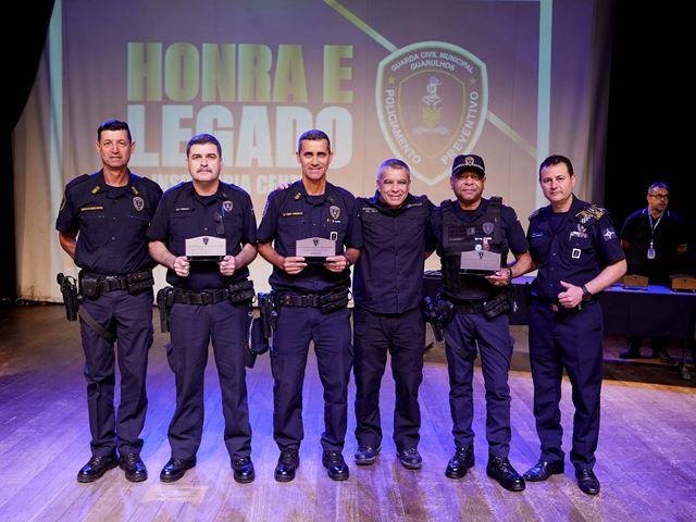 GCM homenageia agentes e celebra legado da Inspetoria Centro em solenidade no Teatro Padre Bento