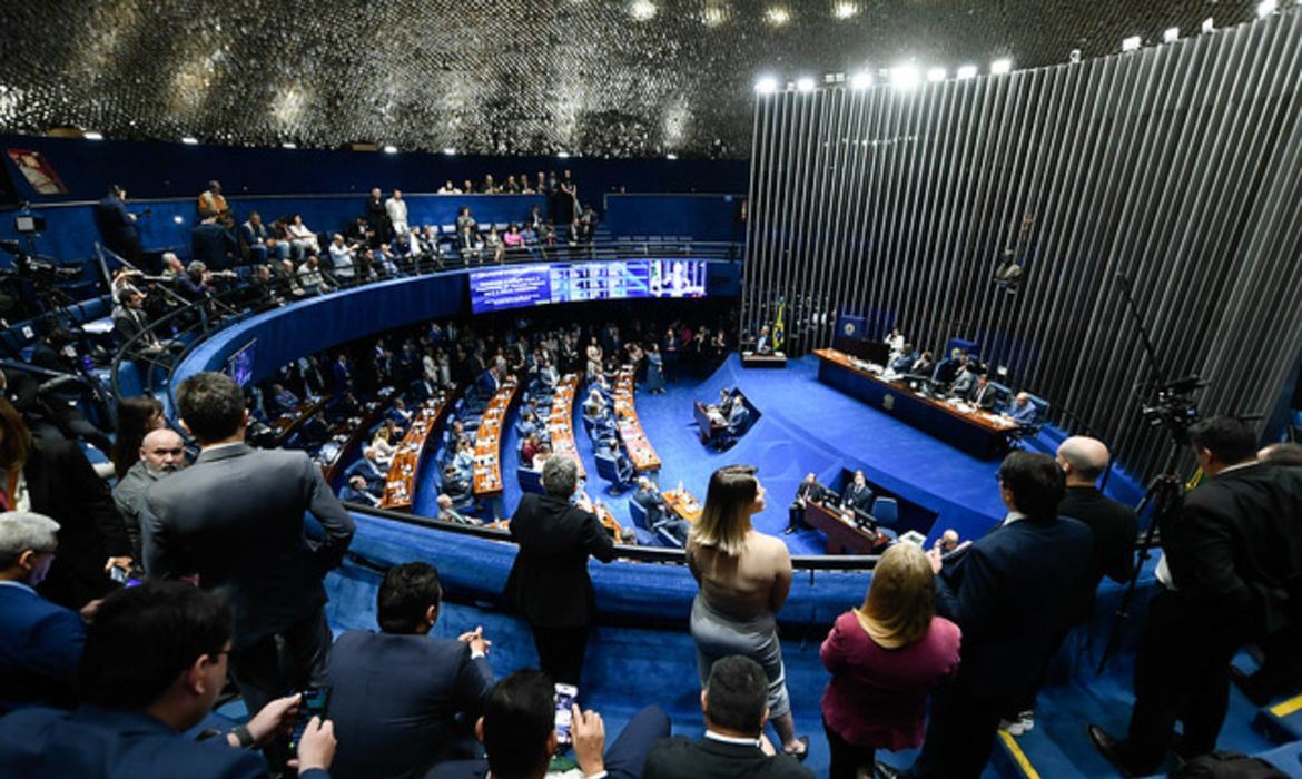 Senado vota PEC pelo fim da escala 6x1