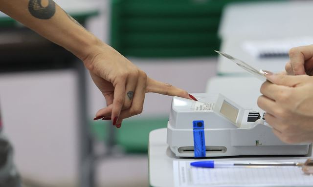 Eleitores vão cedo aos locais de votação no Rio, mesmo com chuva