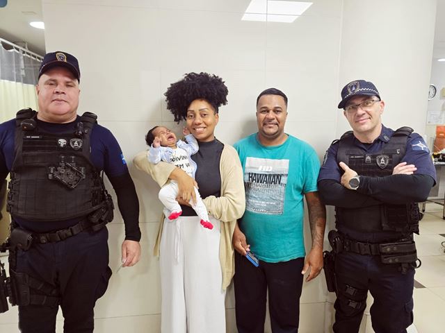 GCM salva bebê de dois meses com manobra de desengasgo