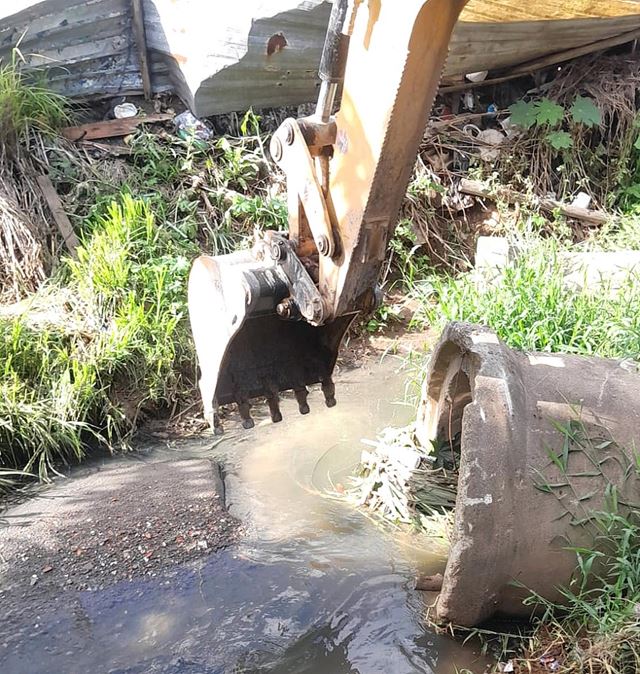 Prefeitura promove limpeza de travessias de córrego no Recreio São Jorge
