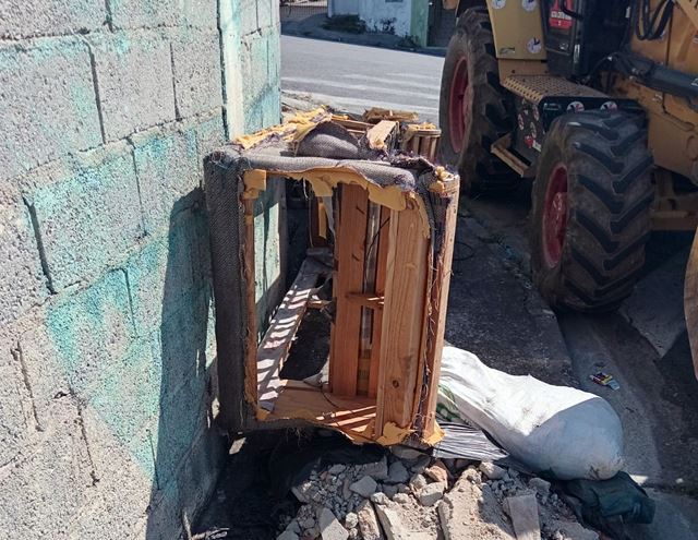 Prefeitura promove a remoção de descarte irregular em cinco bairros da cidade