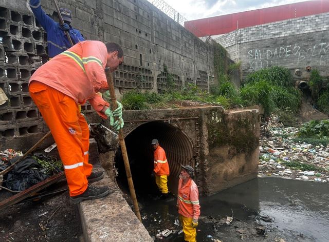 Após chuvas, Prefeitura promove limpeza de trecho do córrego Baquirivu-Mirim