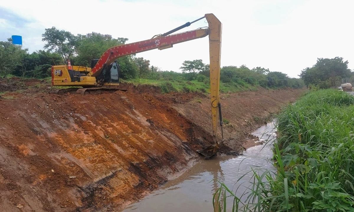 Prefeitura promove desassoreamento de córrego e limpeza de travessias nesta quinta-feira