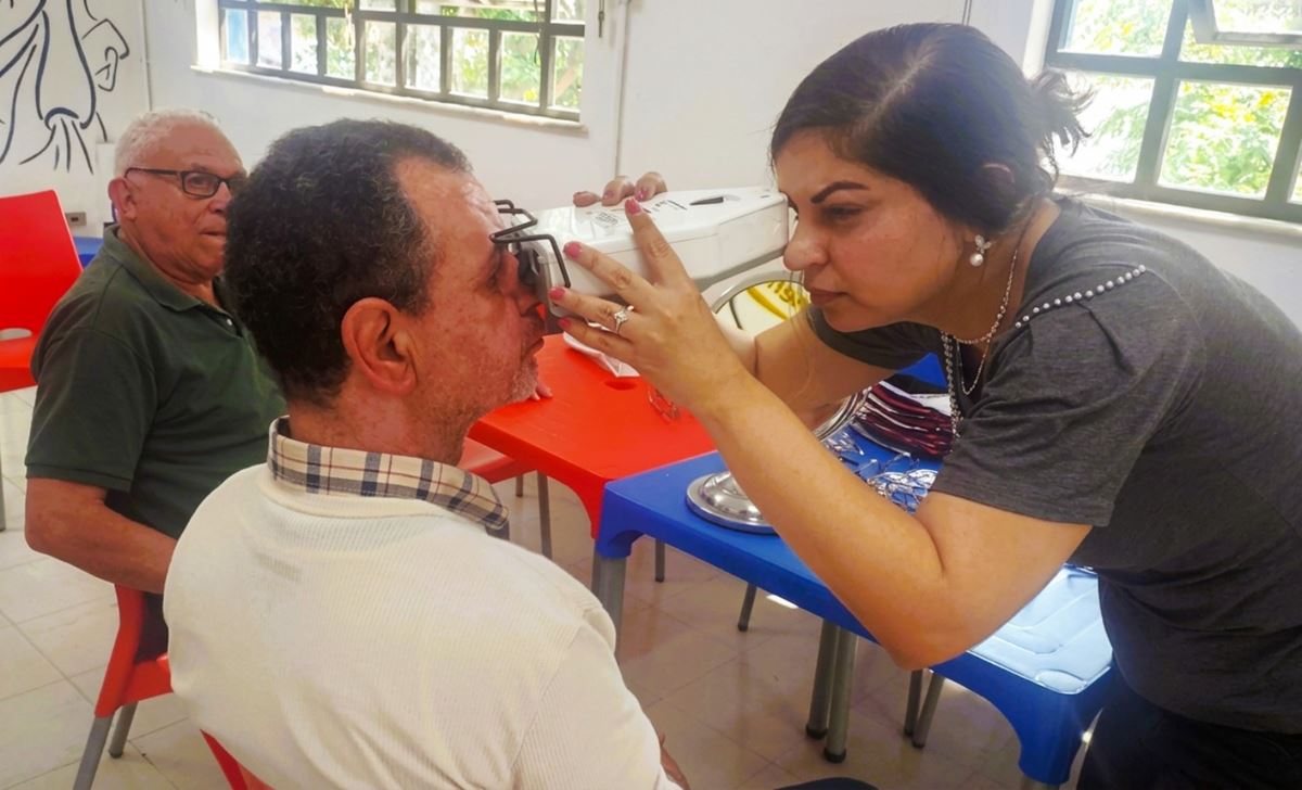 Programa Olhar do Bem fortalece a aprendizagem de estudantes da EJA com consultas e entrega gratuita de óculos