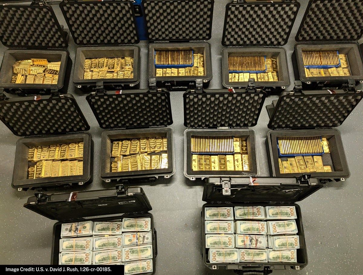 Oficial da CIA admite ter criado programa secreto falso do governo para roubar mais de US$ 190 milhões, incluindo barras de ouro