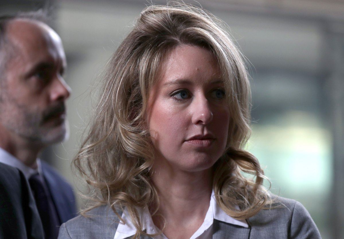 Imagine que você está sentado à escrivaninha de Elizabeth Holmes neste site estranhamente detalhado