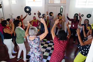 Alegria e nostalgia marcam festa Divas Anos 80 na Casa da Mulher Haroldo Veloso